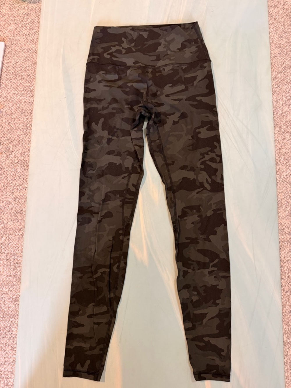 lululemon athletica Dark Green Camo Leggings - great shape! Size 6 - Picture 2 of 5